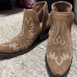 Ariat Dixon boots  in Dijon brown suede color size 7 EUC
